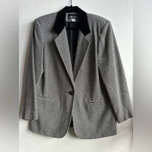 Vintage WOOL Sag Harbor Houndstooth Blazer with Black Velvet Collar – Size 10